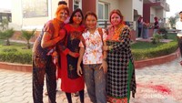 Saling lempar bubuk Holi di antara para tamu di penginapan