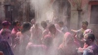 Saling lempar bubuk Holi di Kuil Banke Bihari