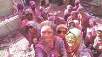 Kalau sudah berlumur bubuk Holi seperti ini, sulit untuk mengenali teman sendiri