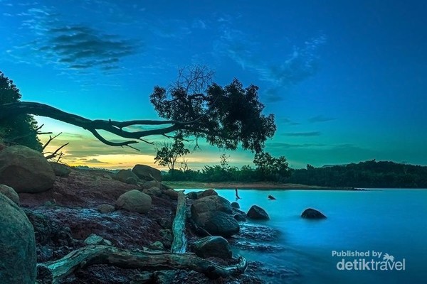 Pemandangan sejauh mata memandang adalah danau yang luas dan tenang, dengan latar perbukitan, warna langitnya juga luar biasa Pemandangan sejauh mata memandang adalah danau yang luas dan tenang, dengan latar perbukitan, warna langitnya juga luar biasa