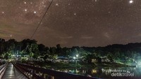 Malam tidak kalah indah dengan langit yang bertaburan bintang. Suasana di sini jauh dari polusi cahaya