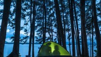 Setelah siap dengan semuanya, bercanda gurau di dalam tenda bersama keluarga. Menggunakan lampu yang bertenaga baterai