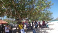 Pengunjung yang bersantai atau berburu sovenir pantai Kuta.