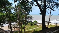 pemandangan sebelum menuruni tangga batu, terlihat gazebo dari atas