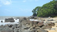 Pantai Bukit batu dengan hamparan pasir putih dan batu granitnya