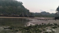 Nggak cuma bisa main ke tengah laut, tapi juga bisa sebrang pulau kalau lagi surut.