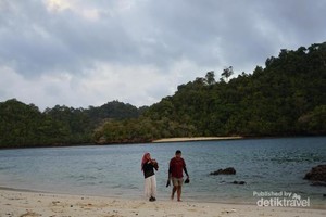 Ini Pantai yang Asyik Buat Kemping di Malang