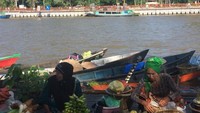 Pedagang pasar terapung di Taman Siring