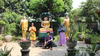 Taman yang dilengkapi beberapa patung banyak terdapat di sekitar vihara.