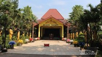 Gedung utama yang langsung terlihat dari pintu masuk , dikelilingi patung di sebelah kanan dan kirinya