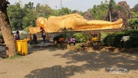 Patung Budha tidur yang terkenal  di Mojokerto