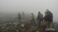 Perjalanan ke Puncak Sindoro, kabut tebal mulai menutupi jalur ke puncak.