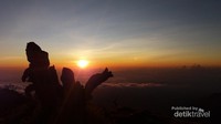 Sunrise dari Puncak Bawakareng