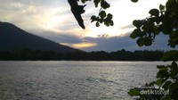 Sayang sunsetnya tertutup awan