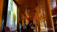Bentuk ruangan didalam anjungan ini memiliki banyak pilar dengan banyak hiasan