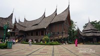 Anjungan Sumatera Barat di TMII yang dikenal sebagai rumah gadang