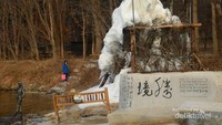 Sisa-sisa salju yang menggumpal di dermaga Nami Island.