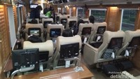 Susunan kursi 2-2, dan jarah antar kursi sangat lapang. Tempat menaruh tas atau barang ada di bagian atas, dan akan ditutup ketika kereta berjalan