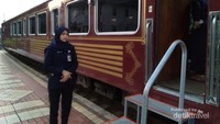Pramugari menyapa dengan ramah kepada setiap penumpang yang masuk kereta