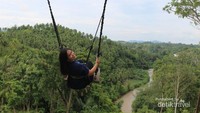 Ayunan yang cukup tinggi memberi sensasi tersendiri bagi pengunjung yang mencobanya.