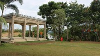 Lokasi lapangan terbuka di bagian atas.