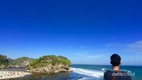 Spot berfoto dari tebing pantai drini
