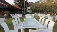 Bangku-bangku putih yang di tata di taman bisa digunaan pengunjung untuk menikmati sarapan atau hanya sekedar duduk-duduk di sore hari.