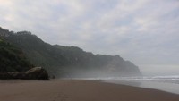 Suasana pantai selatan di pagi hari .