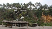 Penginapan dilihat dari pantai bagian bawah.