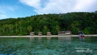 Beningnya air laut berlatar homestay di Pulau Mansuar