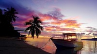 Semburat warna jingga kemerahan memantul di permukaan laut Raja Ampat saat matahari tenggelam