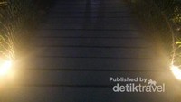 Jembatan gantung menjadi salah satu spot foto terbaik