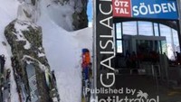 Pintu masuk ke gondola yang terhubung langsung dengan Ice Q