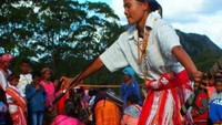 Pertunjukan tarian adat di Pesta Rakyat Fesat Tabenat Tauf dari salah seorang pemuda di Mollo Utara.