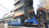 Darjeeling Railway Station, jalur legendaris ini diresmikan tahun 1789 dan telah di tetapkan sebagai situs warisan dunia oleh Unesco