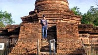 Berpose di depan Candi Muara Takus