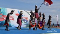 Pembukaan Festival Bahari 2017 yang digelar secara meriah di pantai WTC