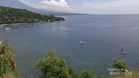 Amed dengan Gunung Agung sebagai latarnya