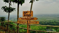 Berada di pinggir tebing dengan view indah