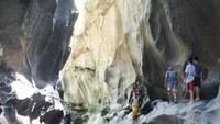 Menyusuri lewat aliran Sungai Beji Guwang yang hanya selutut