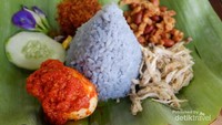 Jika bosan dengan warna nasi yang biasanya, di sini kita dapat menemukan nasi biru yang bisa menjadi alternatif pengisi perut