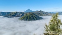 Pemandangan khas landscape Bromo dengan Gunung Batok dan Gunung Semeru.