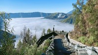 Untuk naik ke Puncak Seruni, wisatawan harus melewati sekitar 250 anak tangga.