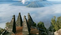 Puncak Seruni merupakan spot sunrise dan foto Gunung Bromo dari jalur Probolinggo.