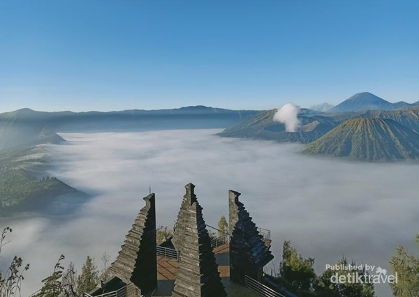 Suasana pagi Gunung Bromo yang masih berkabut tipis di Puncak Seruni.