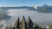 Suasana pagi Gunung Bromo yang masih berkabut tipis di Puncak Seruni.