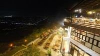 Sebuah resto berkonsep alam dengan banyak spot foto yang menarik