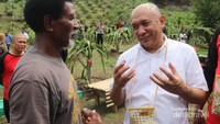 Berdialog dengan salah satu petani buah naga