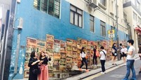 Beberapa turis yang berfoto-foto