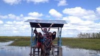 Saya bersama anak-anak Kampung Rawa Biru